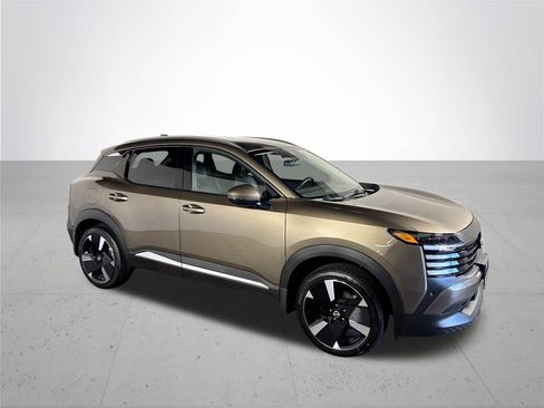 Used 2025 Nissan Kicks SR AWD/4WD image 4