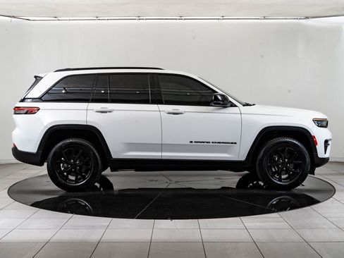 Used 2024 Jeep Grand Cherokee Altitude image 11