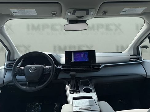 Used 2025 Toyota Sienna LE image 12