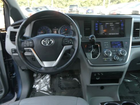 Used 2015 Toyota Sienna XLE FWD image 15