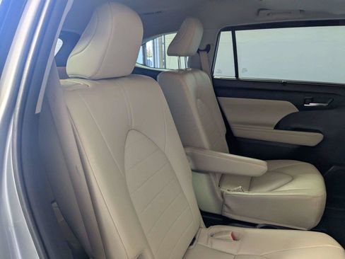 Used 2021 Toyota Highlander XLE FWD image 30