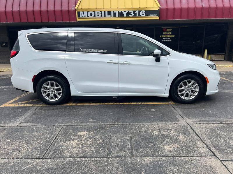 Used 2023 Chrysler Pacifica Touring-L FWD image 4
