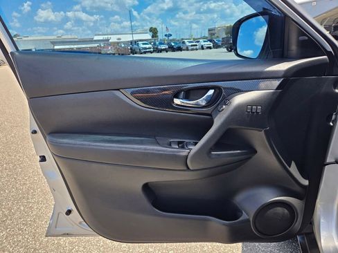 Used 2018 Nissan Rogue SL FWD image 24