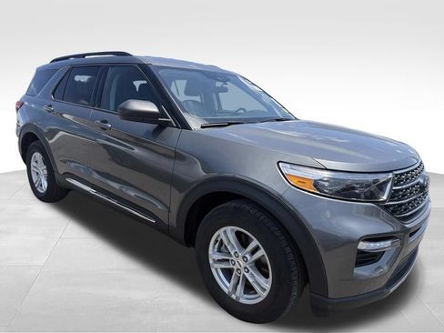 Used 2024 Ford Explorer XLT w/ Equipment Group 202A AWD/4WD image 18