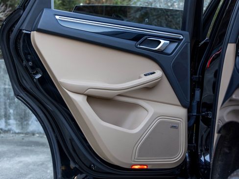 Used 2021 Porsche Macan image 40