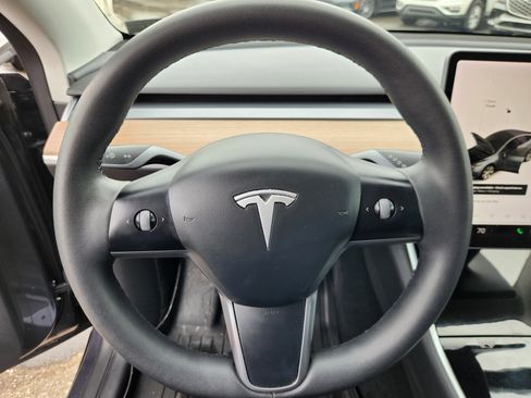 Used 2021 Tesla Model Y Long Range image 9