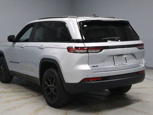 Used 2024 Jeep Grand Cherokee Altitude image 10