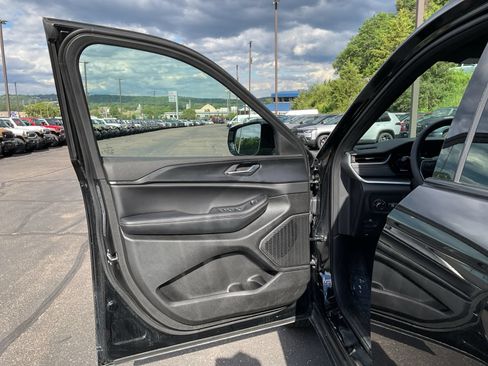Used 2025 Jeep Grand Cherokee Altitude AWD/4WD image 23