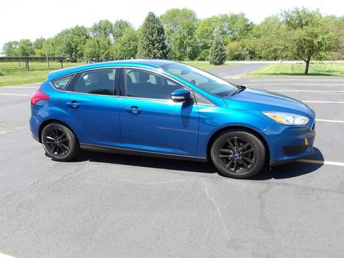 Used 2018 Ford Focus SE w/ Cold Weather Package FWD image 5