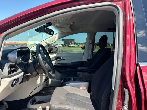 Used 2021 Chrysler Pacifica Touring FWD image 9
