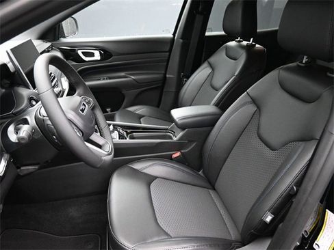 New 2026 Jeep Compass Latitude image 13