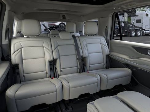 New 2026 Lincoln Navigator Reserve AWD/4WD image 11