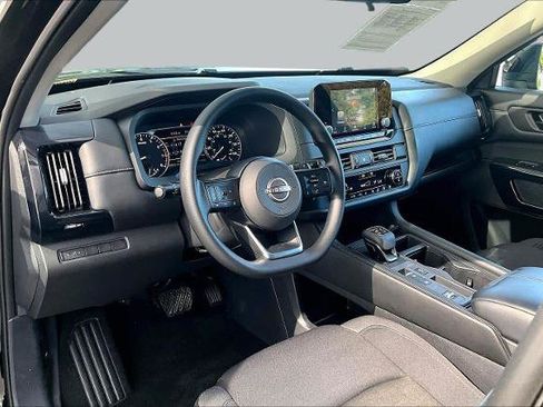 Certified 2025 Nissan Pathfinder S FWD image 17