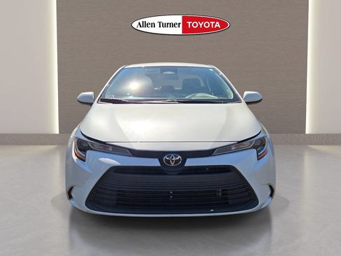 Used 2025 Toyota Corolla LE FWD image 4