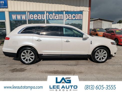 Used 2018 Lincoln MKT AWD image 3
