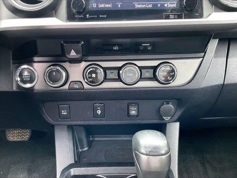 Used 2017 Toyota Tacoma TRD Off-Road AWD/4WD image 17