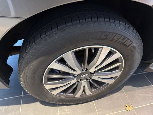 Used 2018 Nissan Pathfinder SL image 9