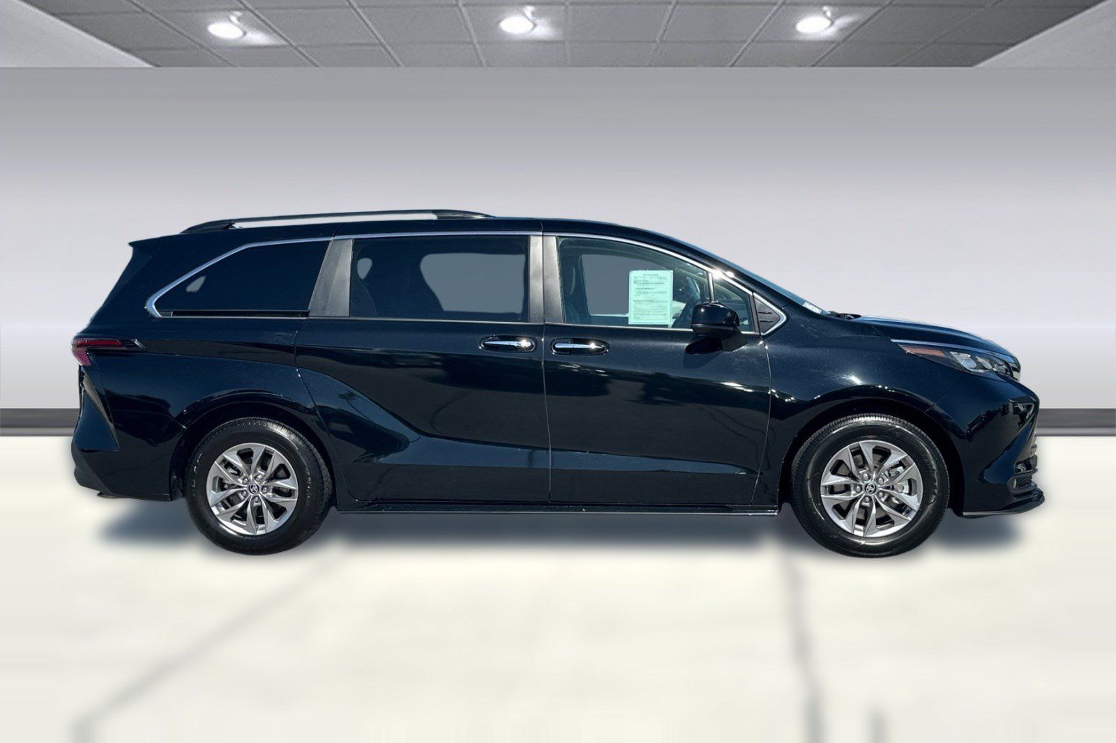 Used 2026 Toyota Sienna XLE FWD image 8