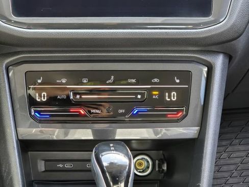 Certified 2022 Volkswagen Tiguan SE FWD image 18