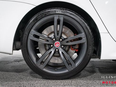 Used 2017 Jaguar XJ R RWD image 11