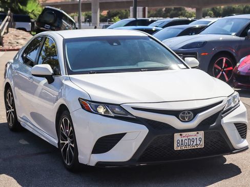 Used 2018 Toyota Camry SE FWD image 3