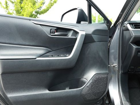 Used 2019 Toyota RAV4 LE FWD image 22