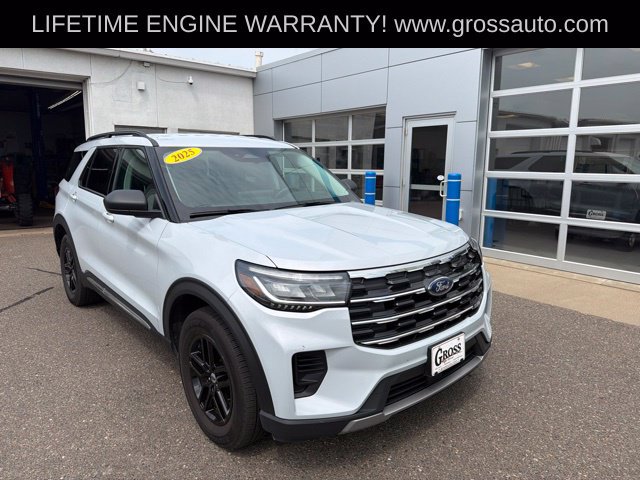 Used 2025 Ford Explorer Active AWD/4WD image 2