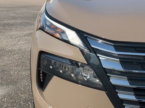 Used 2025 Nissan Rogue SV AWD/4WD image 9