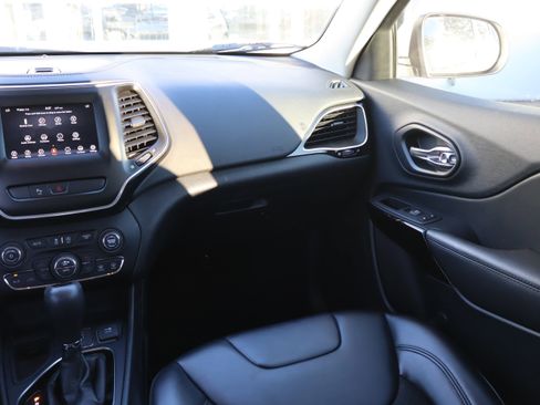 Used 2020 Jeep Cherokee Latitude Plus image 13