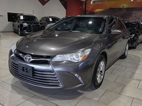 Used 2017 Toyota Camry LE FWD image 1