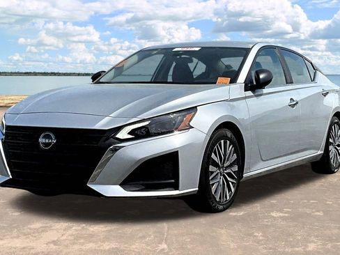 Used 2025 Nissan Altima 2.5 SV image 2