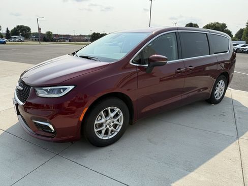 Used 2023 Chrysler Pacifica Touring-L FWD image 4