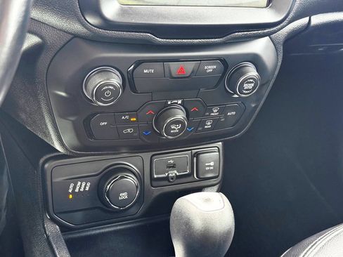 Used 2018 Jeep Renegade Altitude w/ UConnect 8.4 Nav Group AWD/4WD image 22