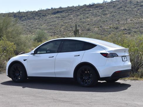Used 2021 Tesla Model Y Long Range image 5