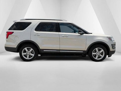 Used 2017 Ford Explorer XLT AWD/4WD image 8