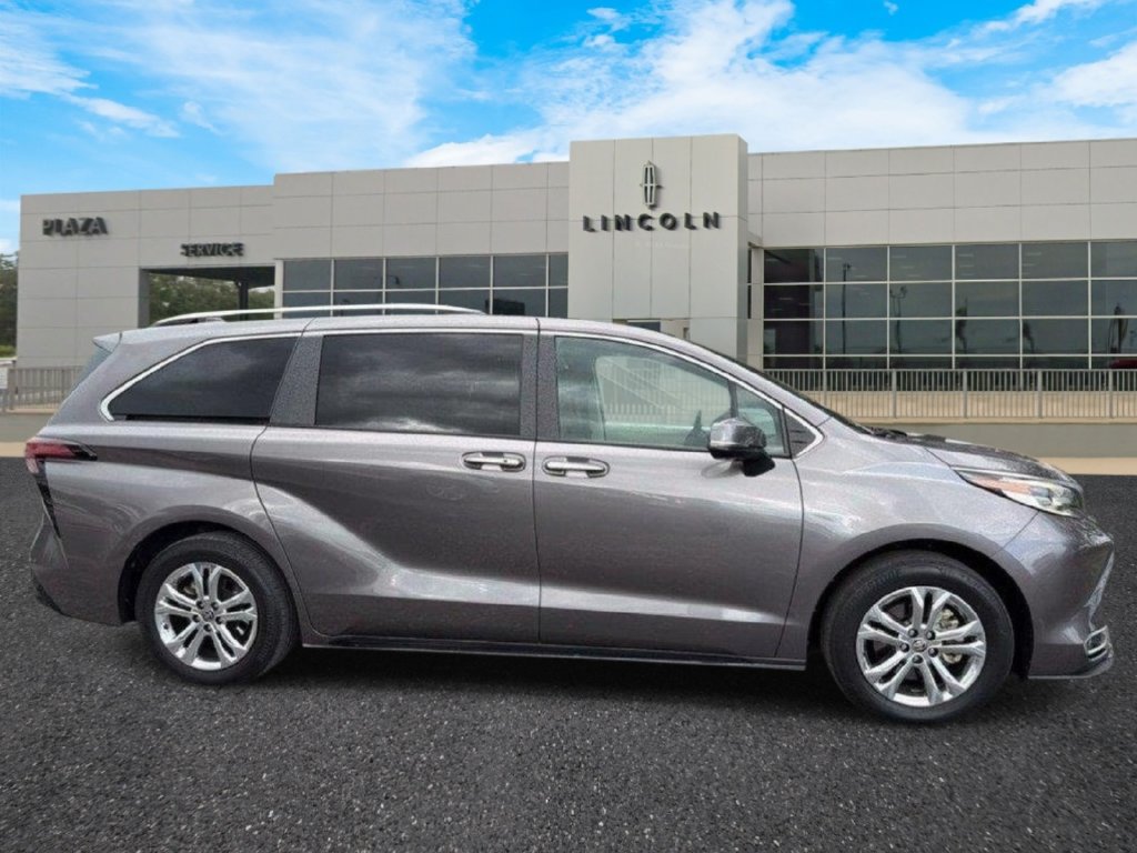 Used 2023 Toyota Sienna Platinum AWD/4WD image 2