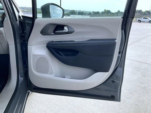 Used 2022 Chrysler Pacifica Touring-L FWD image 17