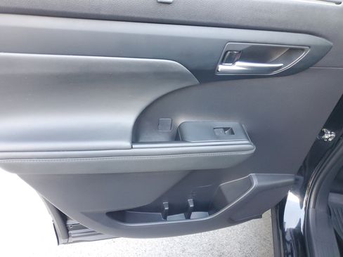 Used 2022 Toyota Highlander XLE image 15