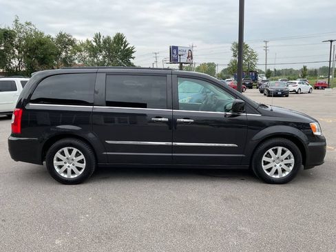 Used 2015 Chrysler Town & Country Touring w/ Driver Convenience Group FWD image 9
