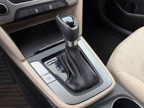 Used 2018 Hyundai Elantra SEL w/ Winter Weather Package image 16