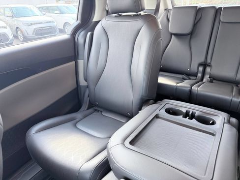 Used 2026 Kia Carnival FWD image 42