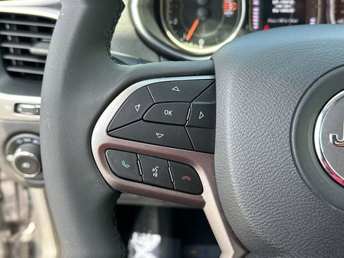 Used 2020 Jeep Cherokee Latitude Plus AWD/4WD image 17