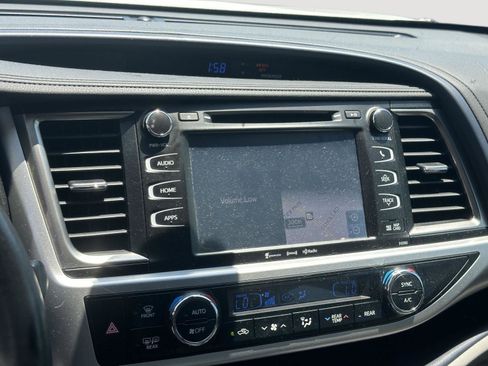 Used 2019 Toyota Highlander XLE FWD image 11