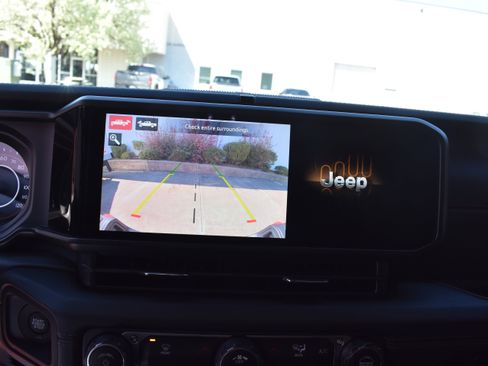 Used 2025 Jeep Gladiator Rubicon w/ Technology Group image 19