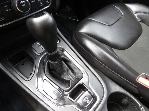 Used 2020 Jeep Cherokee Latitude Plus FWD image 20