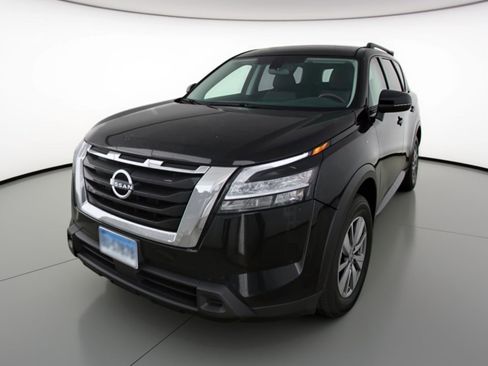 Used 2025 Nissan Pathfinder SV image 3
