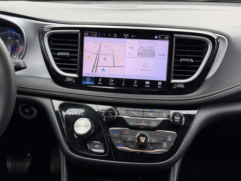 Used 2025 Chrysler Pacifica Limited FWD image 32