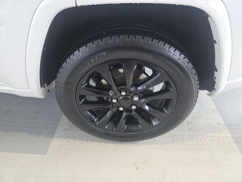 Used 2017 Jeep Grand Cherokee Altitude image 8