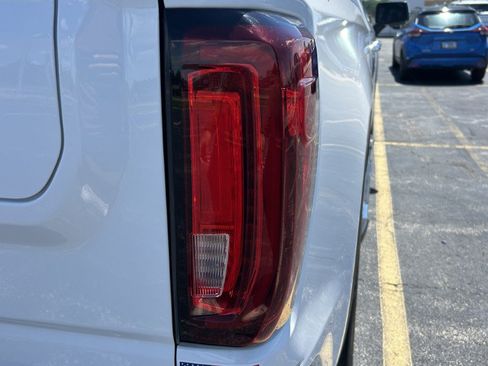 Used 2022 GMC Sierra 1500 SLT w/ SLT Premium Plus Package AWD/4WD image 17