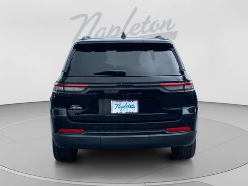 Used 2023 Jeep Grand Cherokee Altitude AWD/4WD image 4